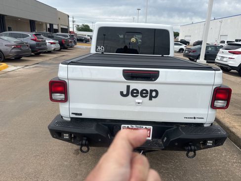 Used 2025 Jeep Gladiator Sport image 4