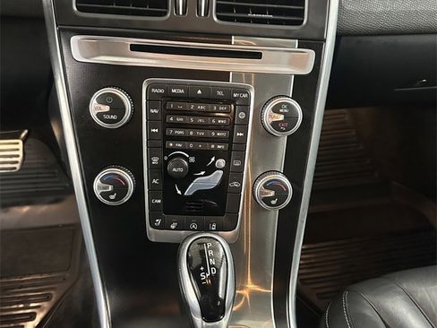 Used 2017 Volvo XC60 T6 R-Design w/ Climate Package image 20