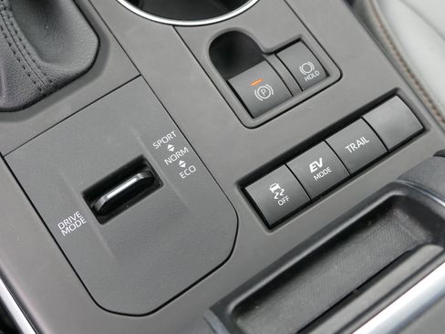 Used 2022 Toyota Highlander Bronze Edition image 21