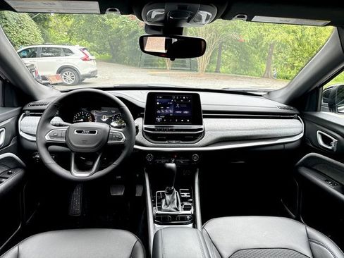 Used 2025 Jeep Compass Latitude image 21