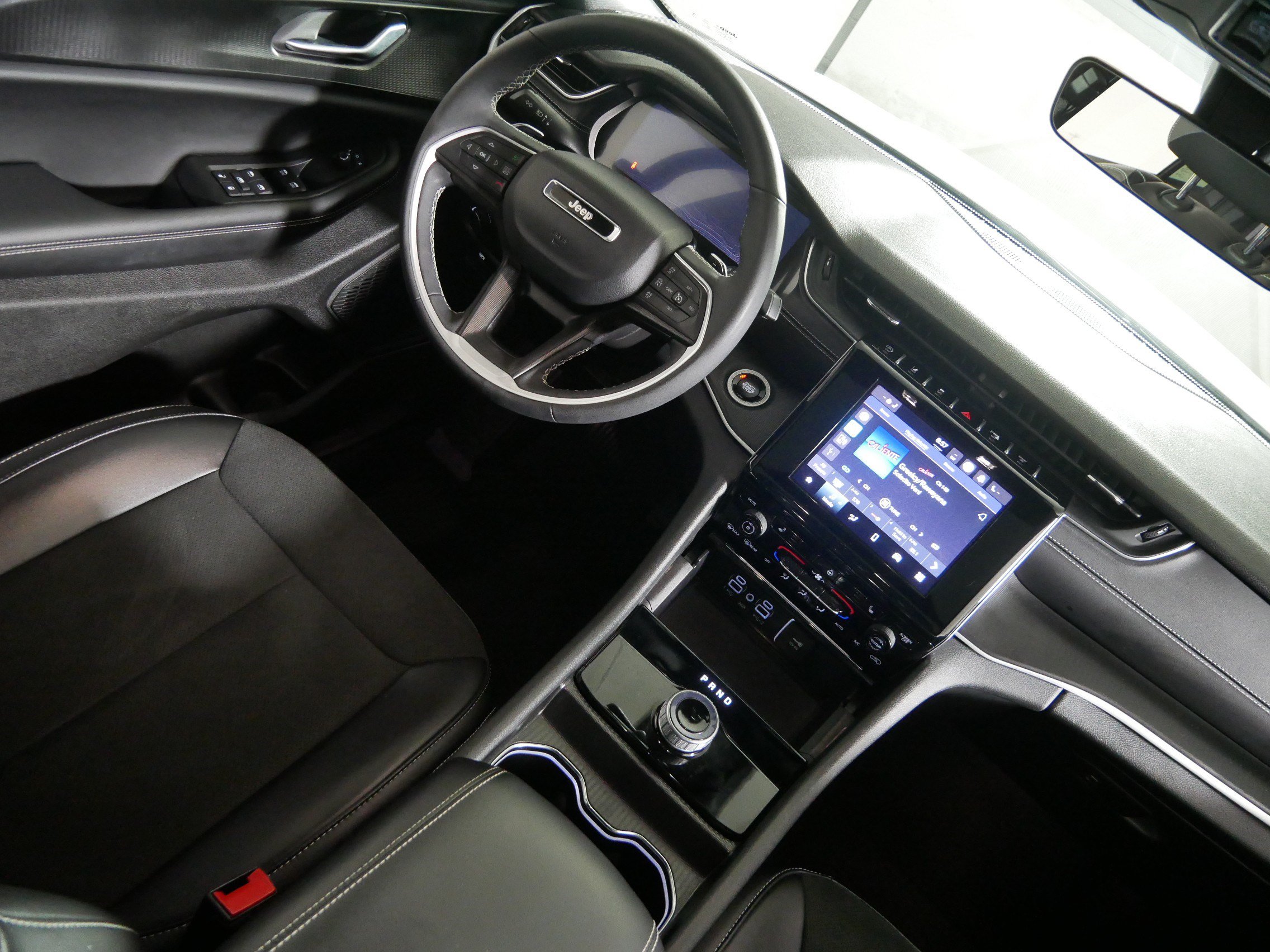 Used 2025 Jeep Grand Cherokee Altitude AWD/4WD image 9