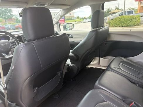 Used 2020 Chrysler Pacifica Touring-L FWD image 17