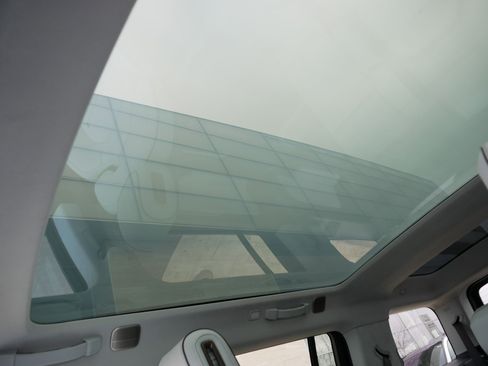 Used 2026 Rivian R1S Premium image 33