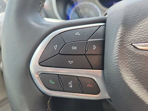 Used 2023 Chrysler Pacifica Touring-L FWD image 24