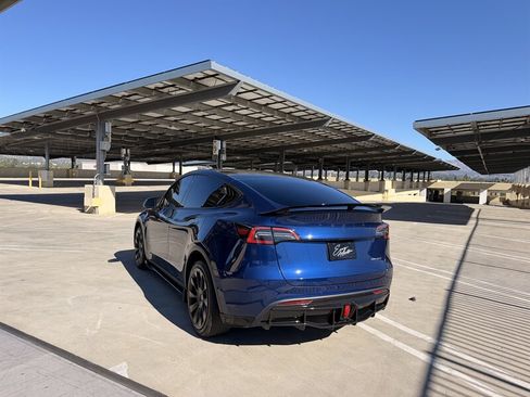 Used 2022 Tesla Model Y Long Range AWD/4WD image 5