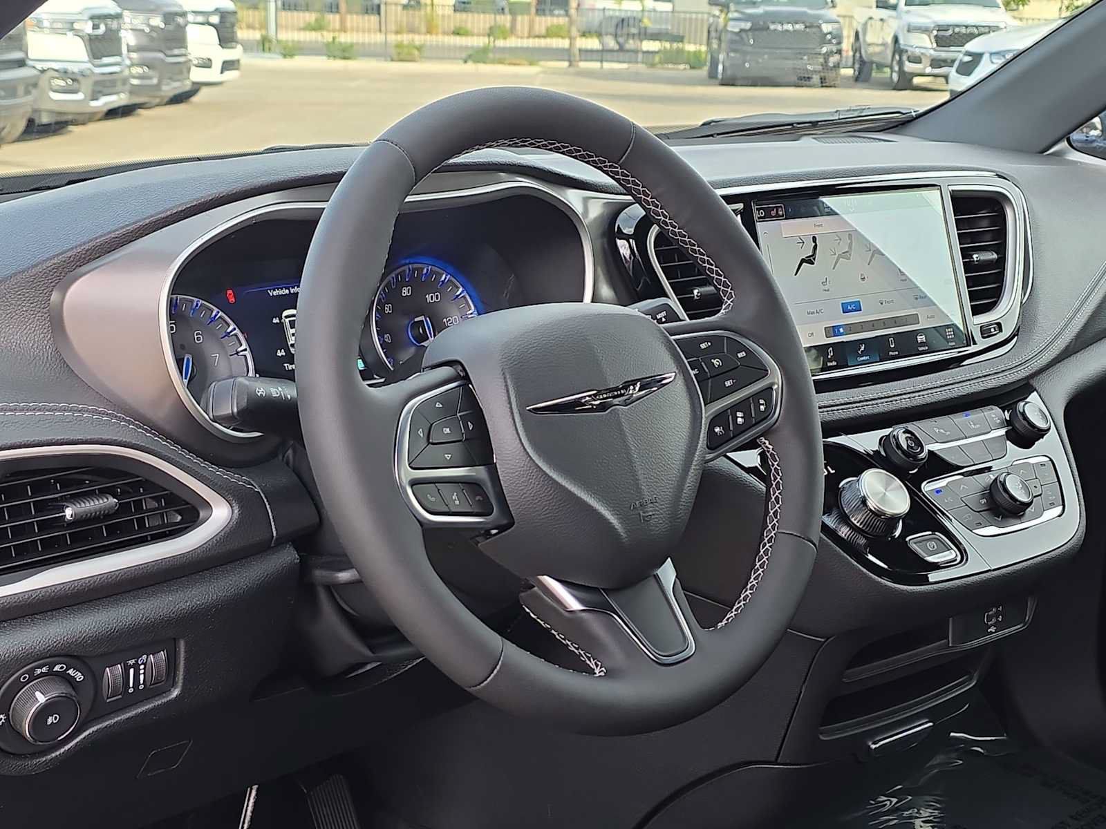 Used 2026 Chrysler Pacifica Select FWD image 10