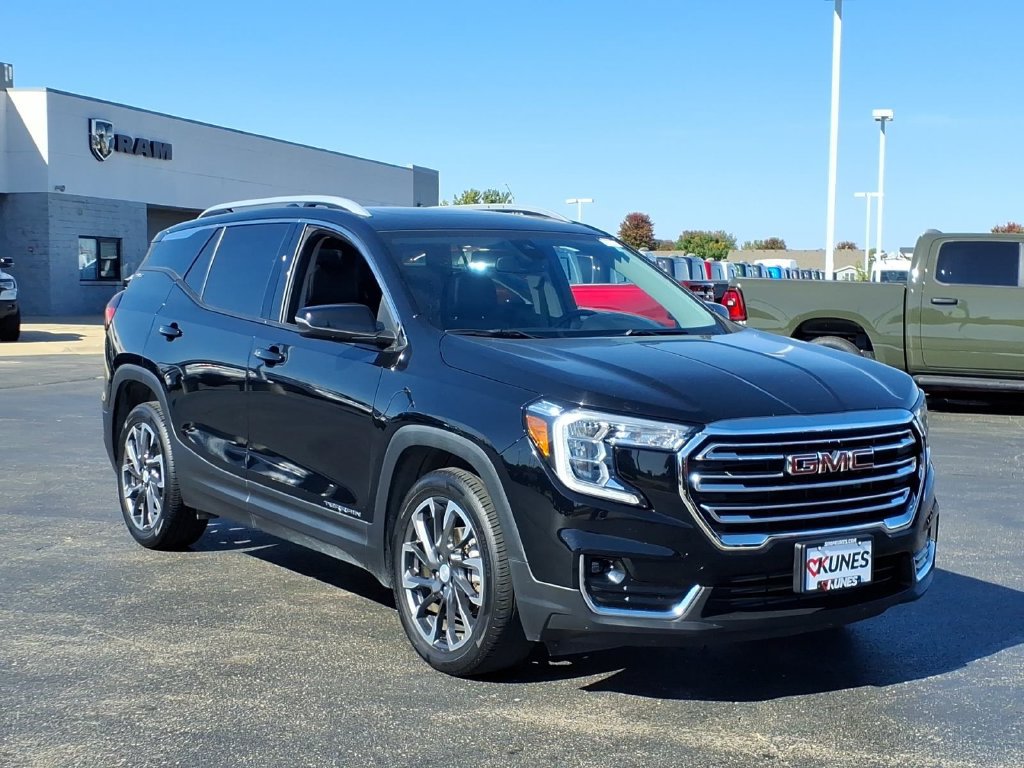 Used 2022 GMC Terrain SLT FWD image 1