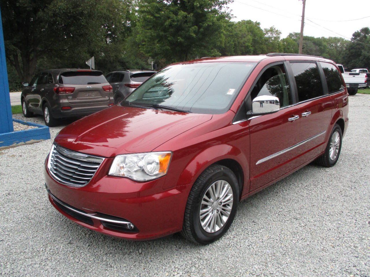 Used 2015 Chrysler Town & Country Touring-L w/ Driver Convenience Group FWD image 1