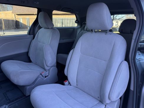 Used 2017 Toyota Sienna L image 16