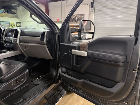 Used 2019 Ford F250 Lariat w/ Lariat Ultimate Package AWD/4WD image 19
