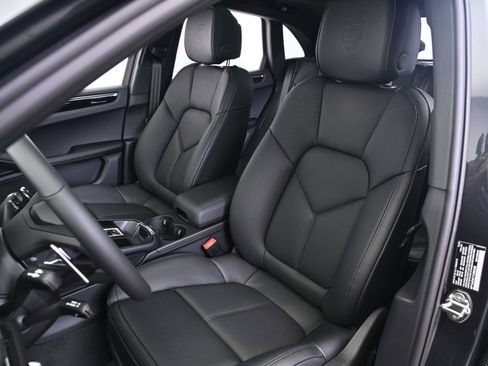 Used 2026 Porsche Macan AWD/4WD image 30