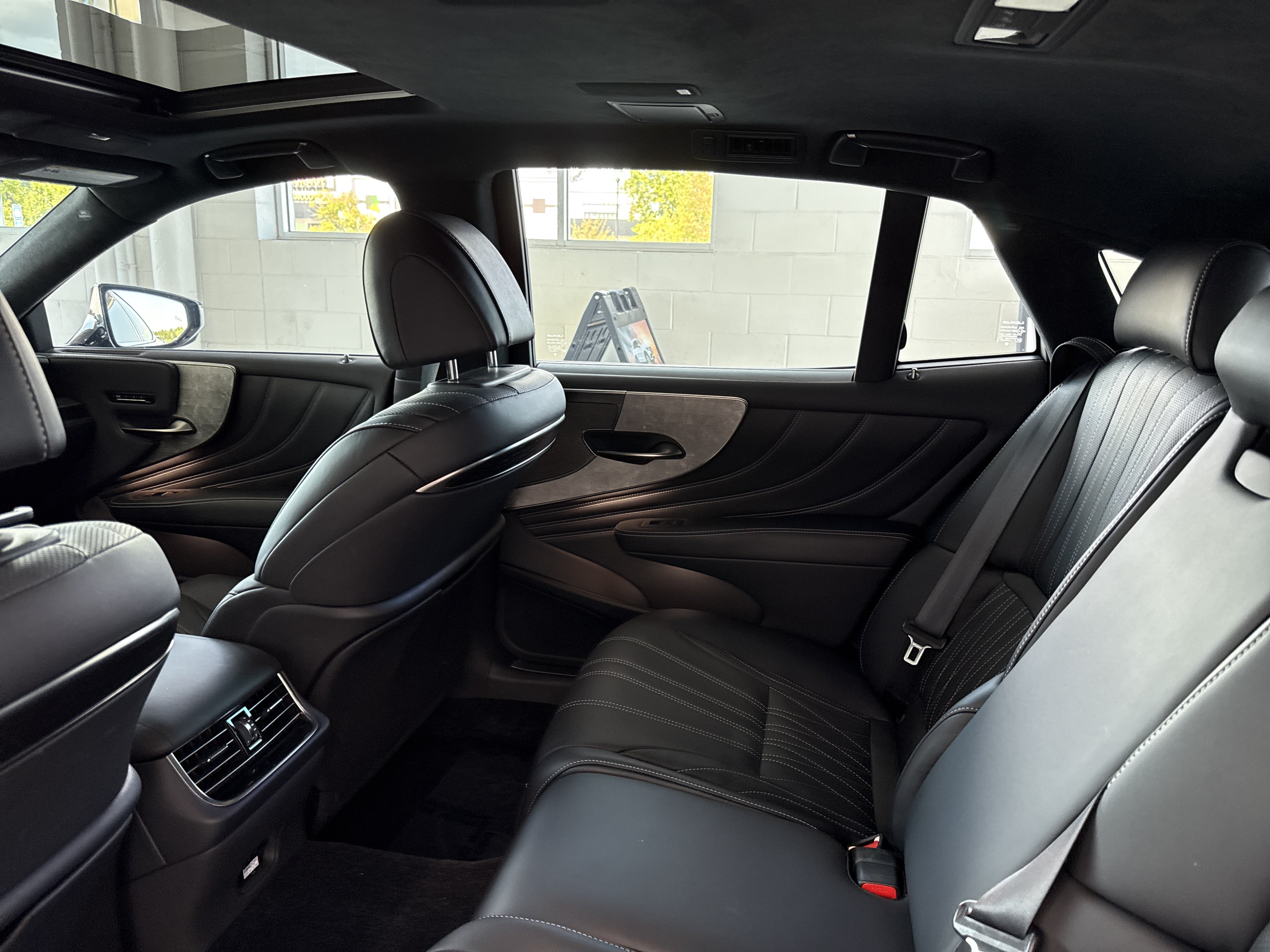 Used 2023 Lexus LS 500h AWD w/ Luxury Package image 30