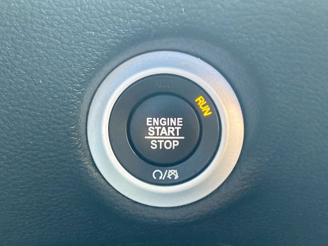 Used 2025 Chrysler Pacifica Limited FWD image 17