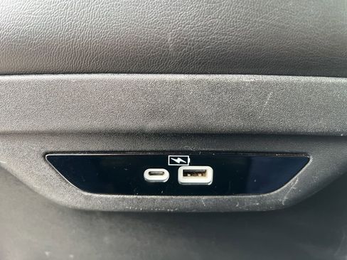 Used 2023 Chrysler Pacifica Touring-L image 27