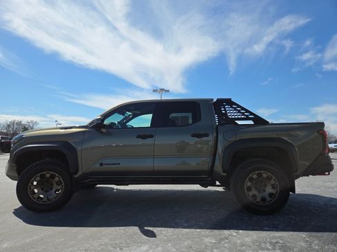 Used 2024 Toyota Tacoma Trailhunter image 21