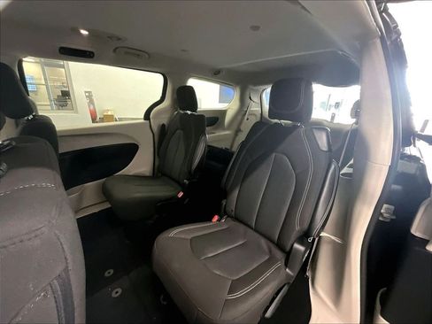 Used 2023 Chrysler Voyager LX FWD image 15