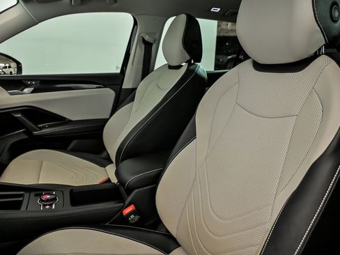 Certified 2025 Volkswagen Tiguan SE image 13