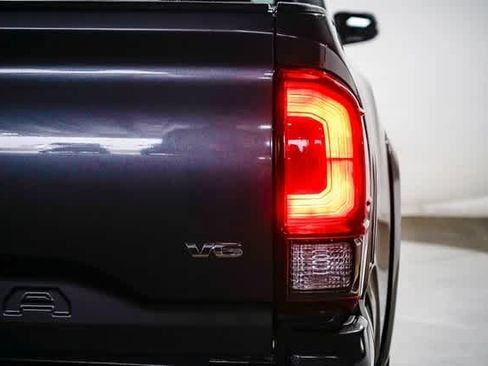 Used 2019 Toyota Tacoma TRD Sport w/ Technology Package image 9