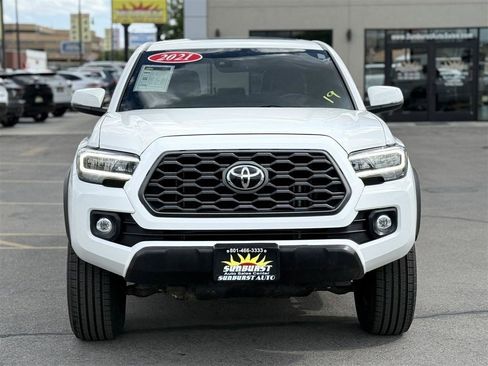 Used 2021 Toyota Tacoma TRD Off-Road w/ TRD Premium Off Road Package AWD/4WD image 2