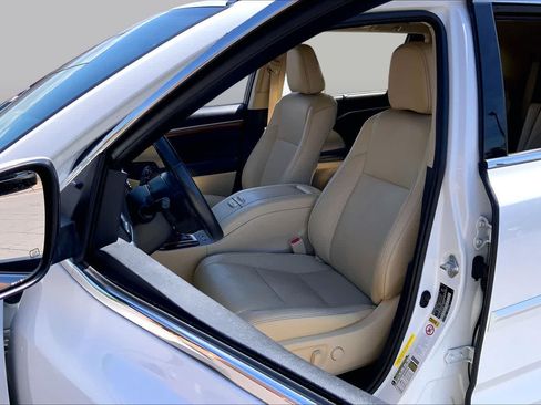 Used 2019 Toyota Highlander Limited FWD image 8