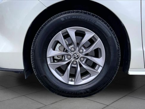 Used 2021 Toyota Sienna XLE FWD image 11