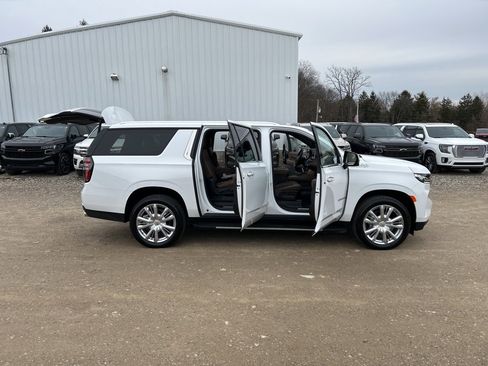 Used 2024 Chevrolet Suburban High Country image 32
