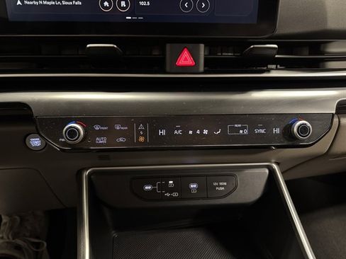 Used 2025 Kia Carnival image 32