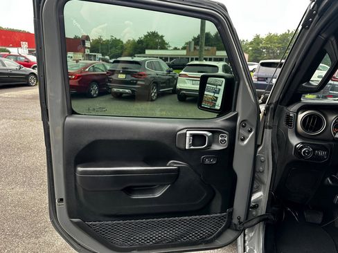 Used 2021 Jeep Gladiator Sport image 16