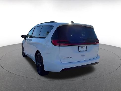 Used 2025 Chrysler Pacifica Limited image 11