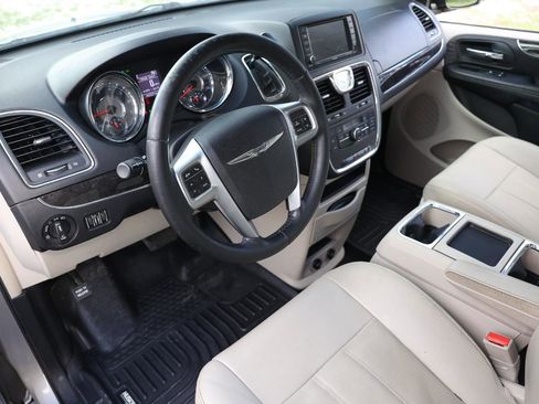 Used 2013 Chrysler Town & Country Touring FWD image 4