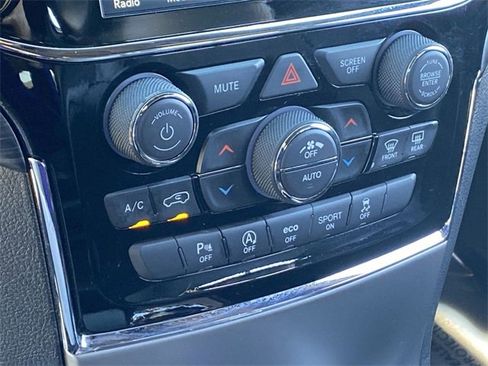 Used 2019 Jeep Grand Cherokee Altitude image 31