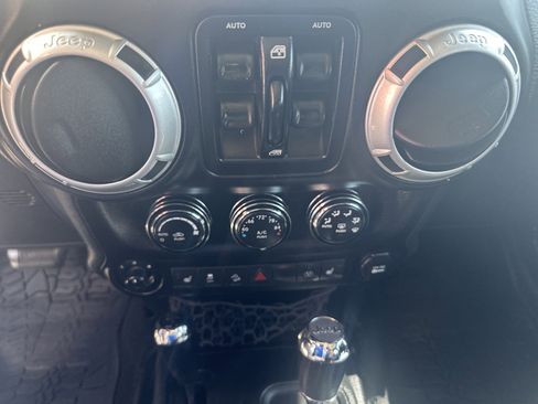 Used 2017 Jeep Wrangler Unlimited Rubicon AWD/4WD image 16