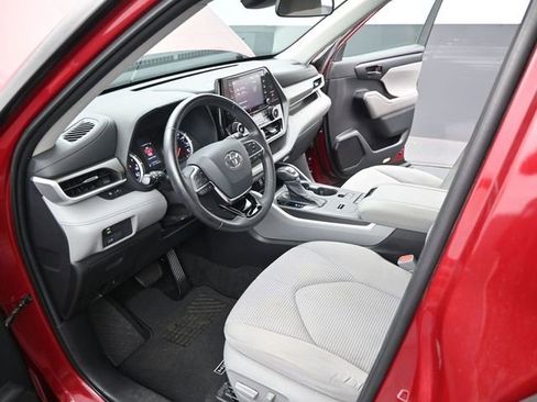 Used 2020 Toyota Highlander LE image 4