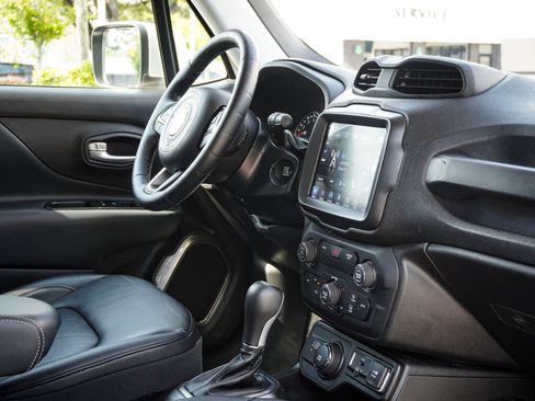 Used 2018 Jeep Renegade Limited w/ UConnect 8.4 Nav Group AWD/4WD image 34