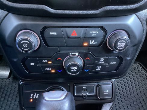 Used 2023 Jeep Renegade Latitude image 21