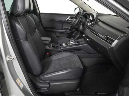 Used 2023 Mitsubishi Outlander SE FWD image 9