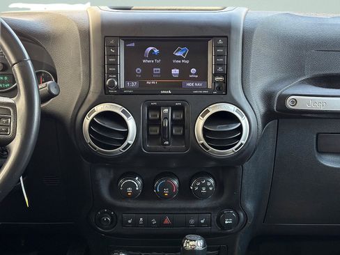 Used 2018 Jeep Wrangler Unlimited Sahara w/ Connectivity Group AWD/4WD image 28