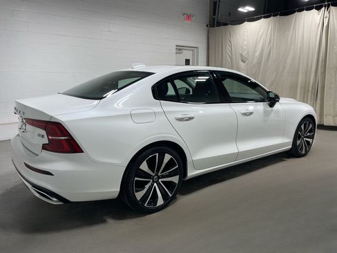 Used 2022 Volvo S60 B5 Momentum w/ Premium Package AWD/4WD image 4