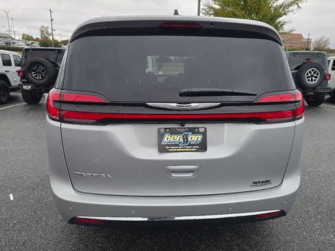 New 2026 Chrysler Pacifica Select image 14