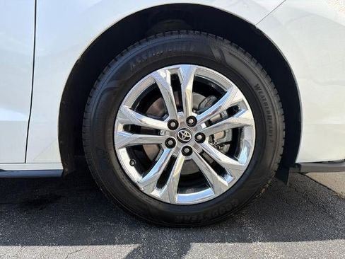 Used 2023 Toyota Sienna XSE AWD/4WD image 12