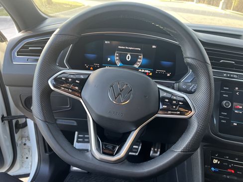 Certified 2022 Volkswagen Tiguan SE R-Line image 17
