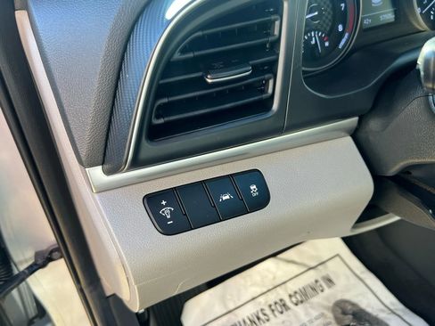 Used 2020 Hyundai Elantra SE image 24