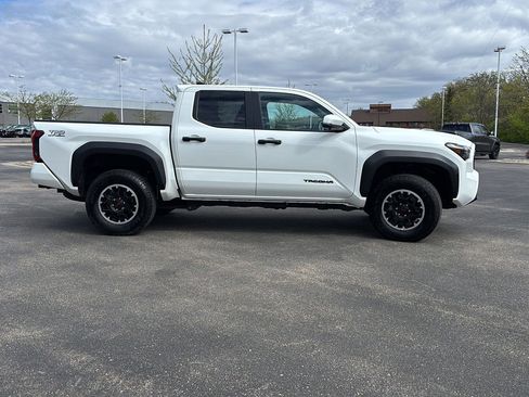 Used 2025 Toyota Tacoma TRD Off-Road w/ TRD Off Road Premium Package AWD/4WD image 10