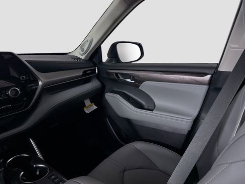New 2026 Toyota Highlander Limited image 16