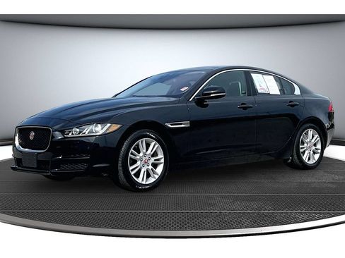Used 2018 Jaguar XE Premium AWD/4WD image 16