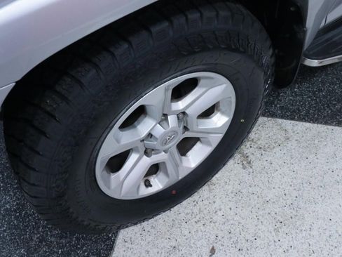 Used 2020 Toyota 4Runner SR5 Premium w/ Moonroof Package RWD image 34