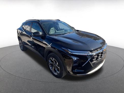 Used 2025 Chevrolet Trax LT image 2