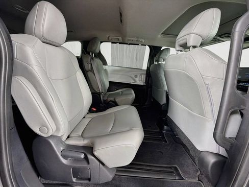 Used 2025 Toyota Sienna XLE FWD image 32