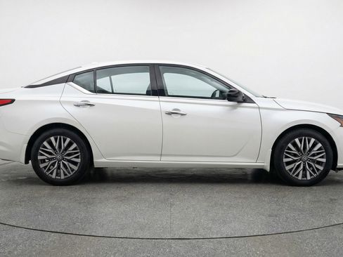 Used 2025 Nissan Altima 2.5 SV image 11