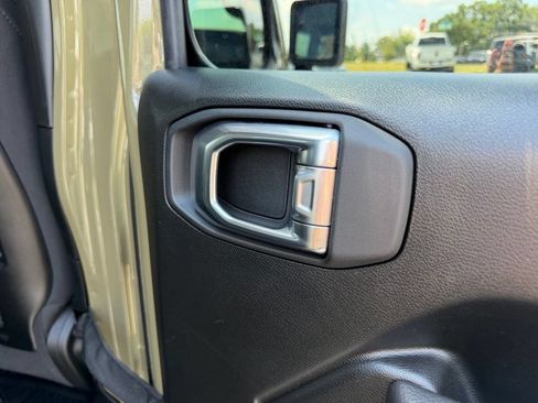 Used 2025 Jeep Gladiator Mojave w/ Convenience Group AWD/4WD image 33